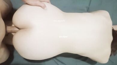 2025年9月最新【重磅】顶级淫荡夫妻【DJ夫妻】老公跟各个单男一起干老婆，纯欲双全，忙碌了一天，被单男后入到嘶吼高潮 (2)